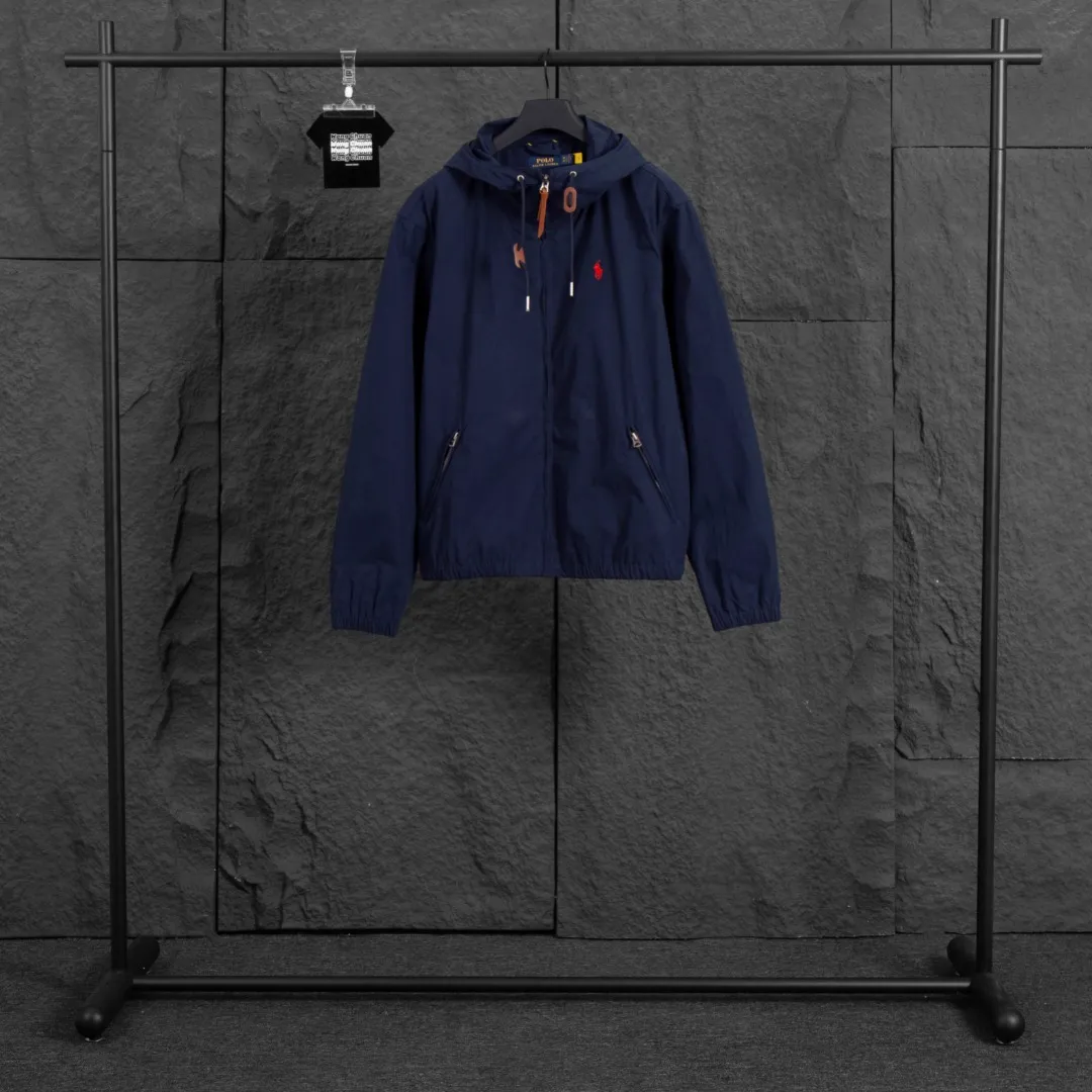 P290 Actual photo [Popular item] Style number: 25109# (on sale all year round) Color: khaki/navy blue Size: S to XL - Ralph Lauren/Ralph Lauren Solid color logo embroidered cotton soft shell fabric hooded assault jacket - the face is the same as the original 32 high count plain super soft carbon grinding ✅ - Brand POLO three zippers Customized back collar webbing Dark and light two-color oil edge leather strips ✅ - Ralph Lauren/Ralph Lauren's classic men's and women's bomber zipper hooded jacket. It has an elegant and fashionable style with any wear. It has a retro and relaxed feel. The hood and zipper elements add to the casual casualness. The paper man effect on the upper body can be perfectly controlled whether it is sports style or casual style ✅